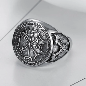 Anello bussola vichinga vintage in acciaio inossidabile con asce doppie e nodi nordici