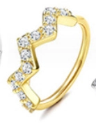 Gedetailleerde close-up van een gouden golfring met glanzende witte zirkonia steentjes