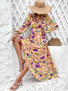 Robe longue fleurie jaune avec décolleté en V, volants et découpes à la taille sur le côté