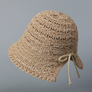 Detaillierte Stricktextur und dekorative Schleife an einem eleganten Sommerhut