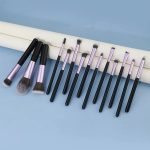 Dettaglio del set di 15 pennelli da trucco professionale con ghiere color lavanda