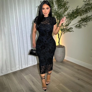Abito midi attillato in pizzo floreale nero con maniche corte velate e collo alto elegante