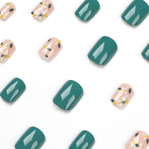 Unghie finte corte quadrate verde scuro con motivi floreali di margherite bianche