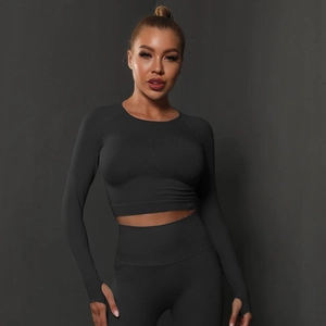 Détail du crop top à manches longues gris foncé sans couture avec passe-pouces pour fitness
