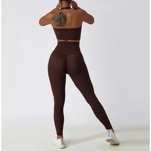 Détail du soutien-gorge de sport dos nageur café et legging taille haute sans couture