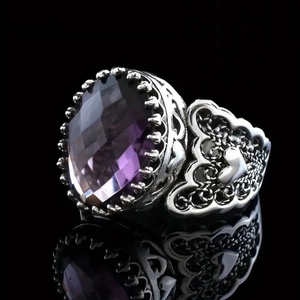 Barokke ring met een grote paarse ovale edelsteen en zilveren holle hartpatronen vintage