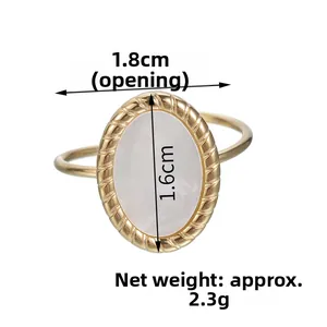 Détail de la bague ajustable en titane doré avec nacre blanche et dimension de 1,8 cm