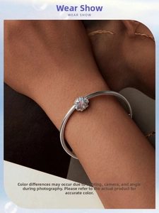 Gros plan d'un bracelet en argent S925 avec perle coquillage et pierres scintillantes