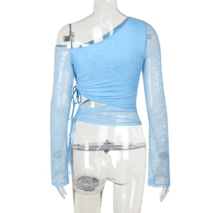 Dettaglio del top in pizzo celeste monospalla con trama floreale e coulisse laterale