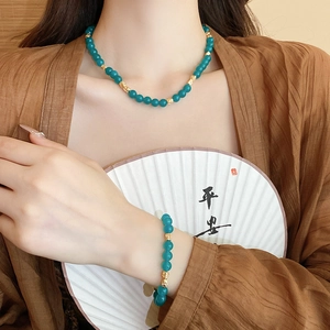 Vintage green beaded necklace and bracelet set with golden accents in neo-Chinese style