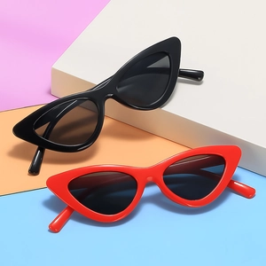 Lunettes de soleil œil de chat rétro pour enfants en noir brillant et rouge vif