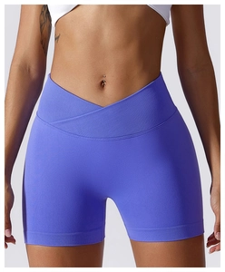 Detail der fliederfarbenen nahtlosen Yoga-Shorts mit V-Bund und gerippter Textur