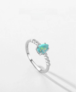 Makroansicht von Tropfen-Opal-Ring mit Zirkonia-Akzenten auf S925-Sterlingsilber-Band