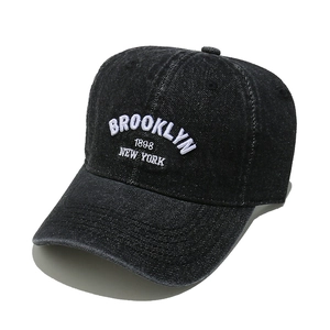 Détail de broderie blanche Brooklyn 1898 sur casquette en jean gris délavé