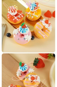 Detalle del llavero de dona de 4,5 cm con crema de colores y dije de fruta real