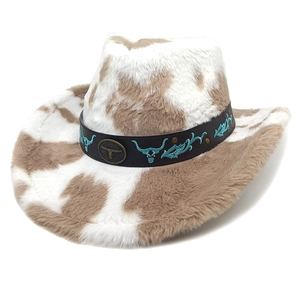 Détail du chapeau de cowboy en peluche à motif vache avec bandeau en cuir brodé