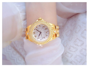 Détail macro du cadran de montre doré de luxe avec pavage de diamants et chiffres arabes