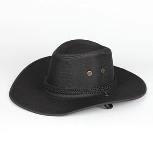 Dettaglio del cappello da cowboy nero con texture, occhielli in bronzo e sottogola regolabile