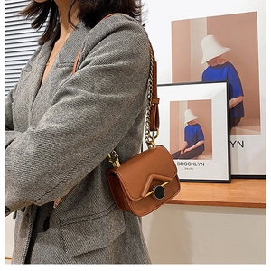 Mini borsa a tracolla marrone con fibbia circolare e catena alla moda