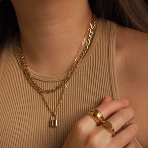 Collier Figaro doré à plusieurs rangs avec pendentif cadenas et ensemble de bagues