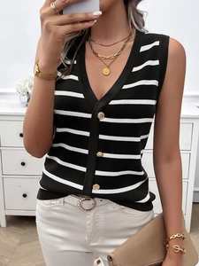 Dettaglio del gilet in maglia senza maniche con scollo a V e strisce bianche e nere