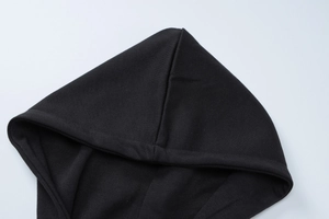 Primer plano de sudadera negra con capucha mostrando textura de tela y costuras