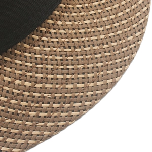 Détail macro de la texture tressée bicolore complexe sur un chapeau de paille d'été