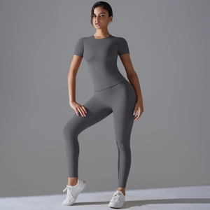 Set da yoga due pezzi grigio scuro da donna con maglia a maniche corte e leggings