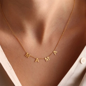 Detailaufnahme der minimalistischen 14k vergoldeten Edelstahlkette mit MAMA-Buchstabenanhänger