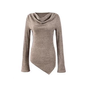 Dettaglio di un top in maglia color taupe con scollo a cappuccio e texture a coste