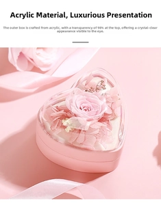 Gros plan sur boîte à bijoux rose en forme de cœur avec fleurs éternelles