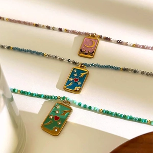 Colliers bohèmes en perles colorées avec pendentifs émaillés dorés et strass brillants