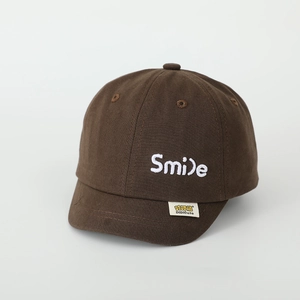 Nahaufnahme der Smile-Stickerei und des Markenlabels auf brauner Baumwoll-Kappe