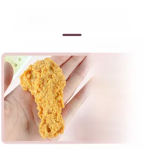 Macro di un modello di coscia di pollo in PVC 1:1 con texture croccante realistica