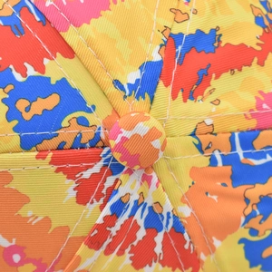 Vue macro détaillée du bouton supérieur et des coutures de la casquette graffiti