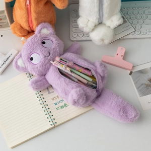 Gros plan d'une trousse chat en peluche avec de grands yeux, fourrure douce et zip