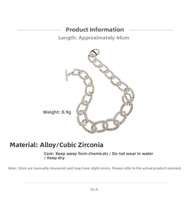 Détail du collier à maillons serti de strass avec fermoir à bascule et dimensions