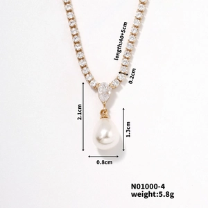 Detail view of gold pearl necklace with 40+5cm length and size specifications