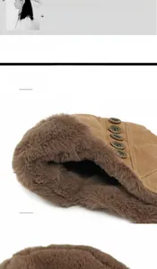 Dettaglio del cappello da colbacco kaki con pelliccia sintetica e fibbia in bronzo antico