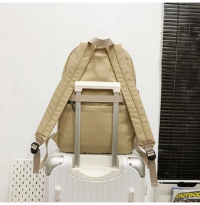 Detalle de la mochila de negocios caqui con correa trasera para sujetar a la maleta