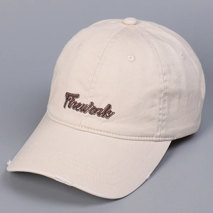 Dettaglio cappellino beige in cotone con ricamo Firework marrone e visiera con usura