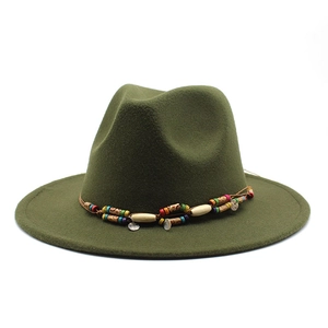 Détail d'un chapeau en laine avec ruban tressé marron et perles colorées ethniques