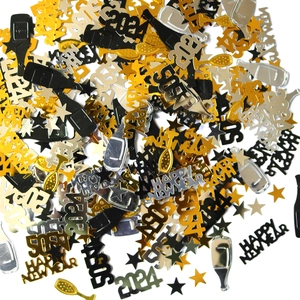 Gros plan de confettis 2024 avec étoiles et bouteilles de champagne en or et argent