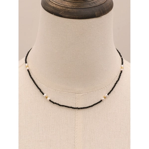 Collier en acier inoxydable plaqué or 18 carats avec perles noires et blanches