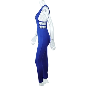 Vue latérale de la combinaison bleu marine avec découpes à la taille sur mannequin