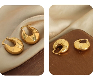 Détail de boucles d'oreilles créoles dorées avec motif géométrique en losanges