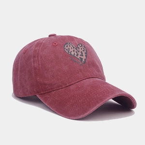 Vintage bordeauxrote Baseballkappe mit Leopardenherz-Druck und Stickerei-Detail