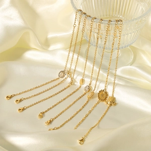 Lot de sept bracelets en acier inoxydable plaqué or 18 carats avec breloques soleil et tortue