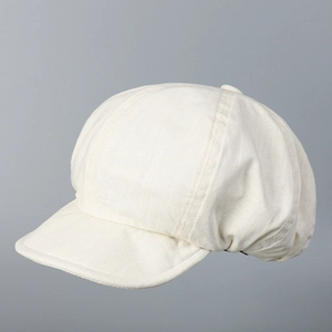Détail de la casquette gavroche en lin ivoire montrant la texture et le dessus cousu