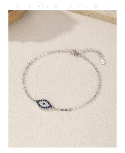 Gros plan du bracelet œil protecteur en argent S925 serti de zircons bleus et blancs